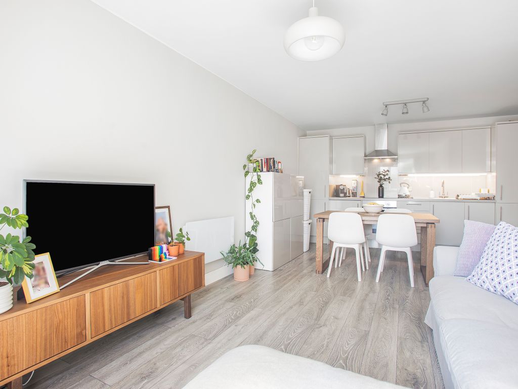 2 bed flat for sale in The Retreat, Thornton Heath CR7, £250,000