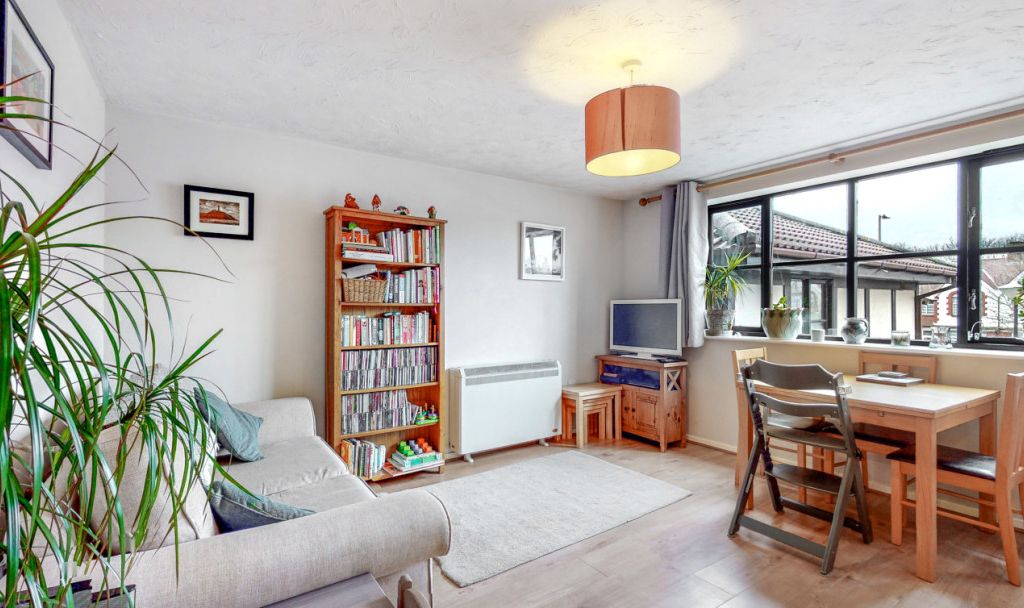 2 bed flat for sale in Somerset Hall, London N17, £154,000