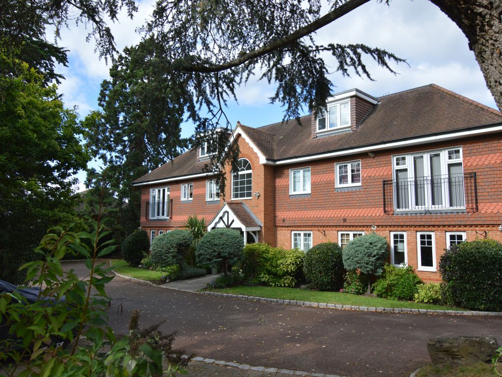 2 bed flat for sale in Old Forest Road, Wokingham RG41, £325,000