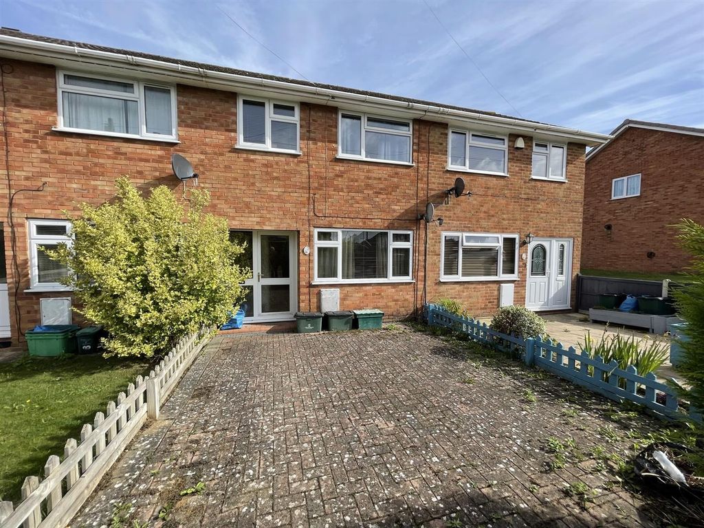 3 bed property for sale in Hartbury Close, Cheltenham GL51, £250,000