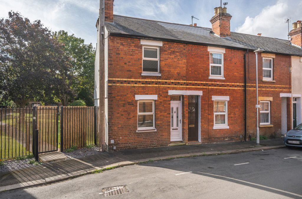 2 bed end terrace house for sale in Garnet Street, Reading, Berkshire RG1, £300,000