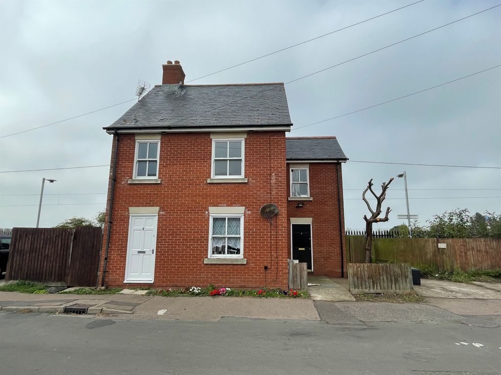 1 bed flat for sale in Station Road, Dovercourt, Harwich CO12, £92,000