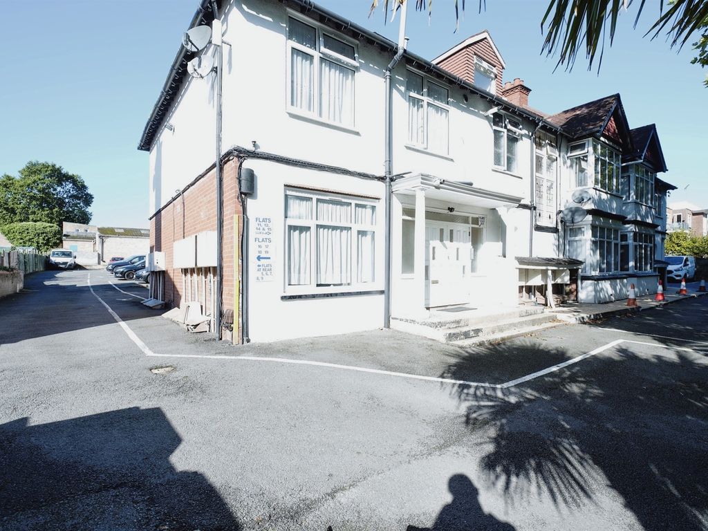 2 bed flat for sale in New Bedford Road, Luton LU3, £175,000