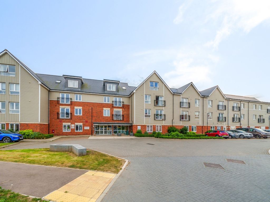 2 bed flat for sale in Pilots View, Chatham ME4, £140,000