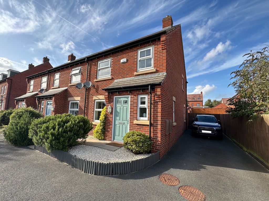 3 bed town house for sale in Edinburgh Road, Swadlincote DE11, £220,000