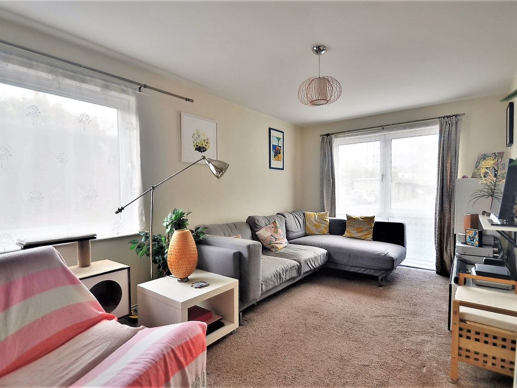 3 bed flat for sale in Effra Parade, London SW2, £127,500