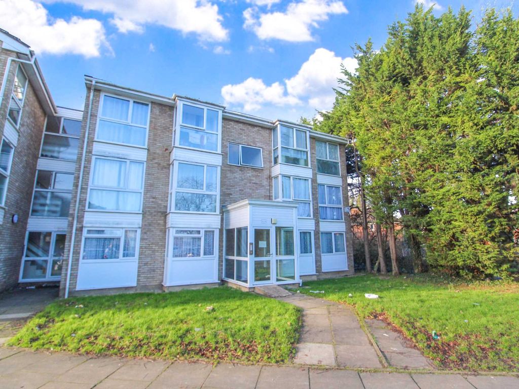 2 bed flat for sale in Vincent Road, Luton LU4, £165,000