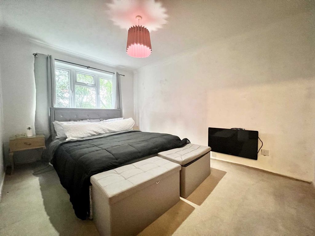 2 bed flat for sale in Rodeheath, Luton LU4, £160,000