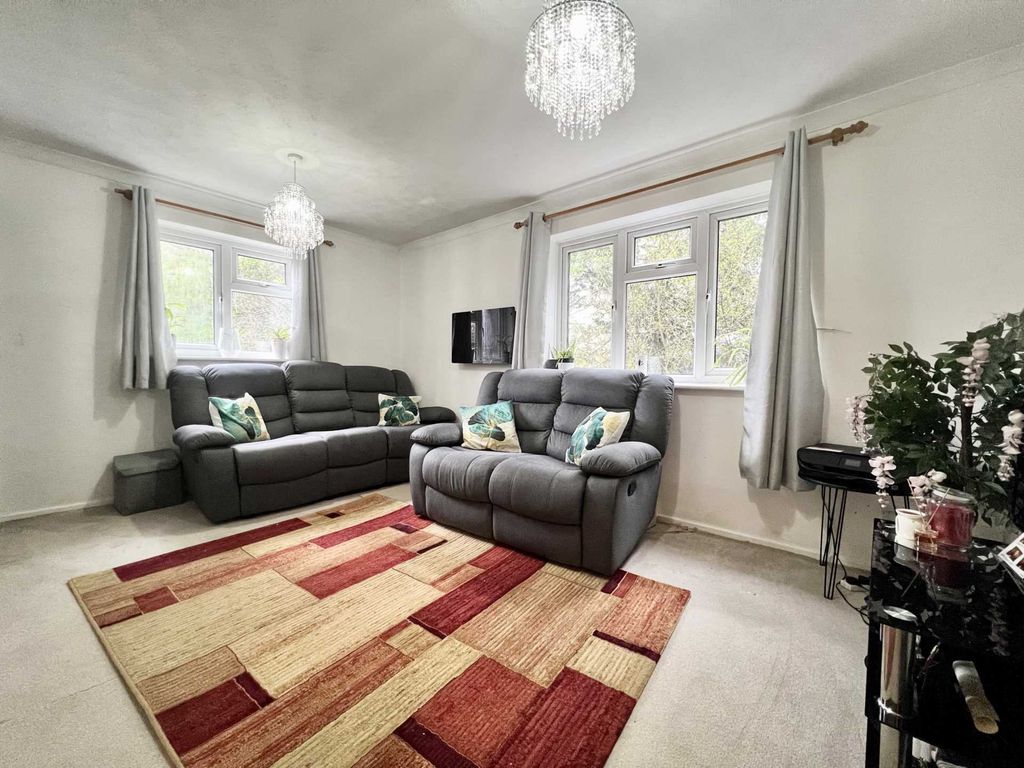 2 bed flat for sale in Rodeheath, Luton LU4, £160,000