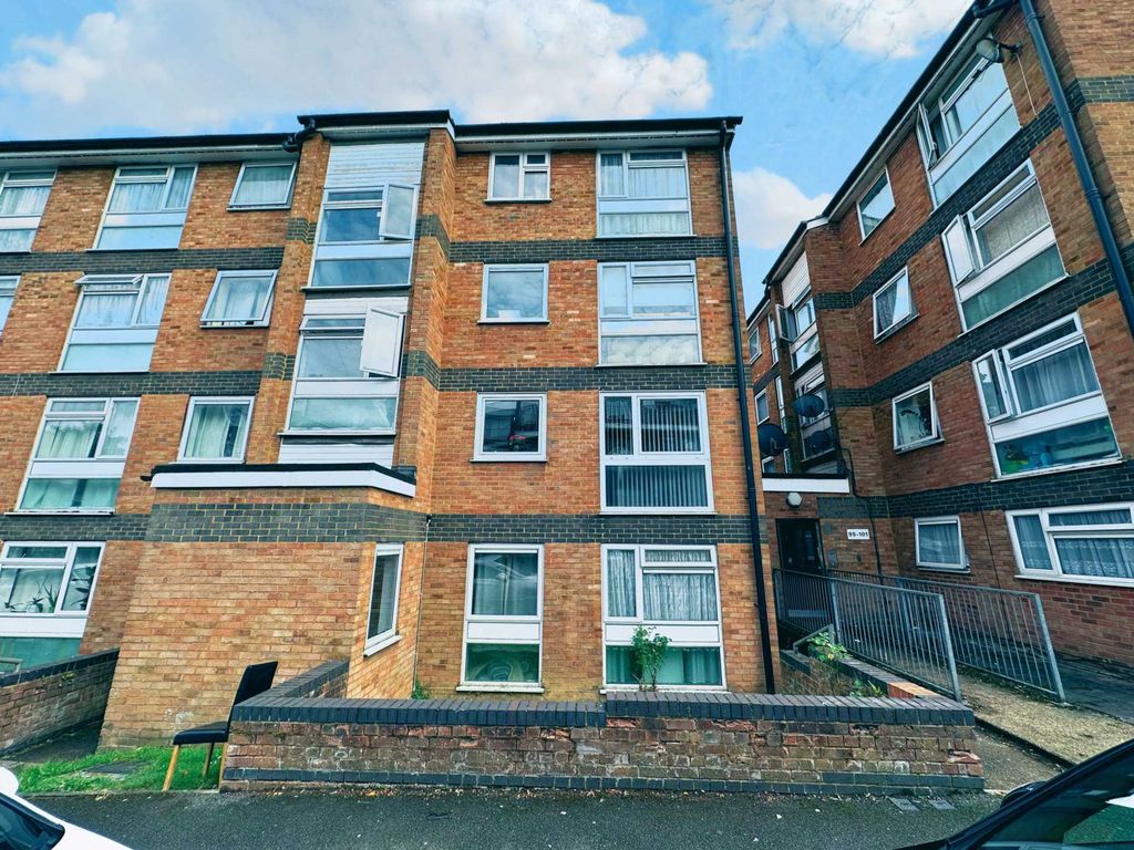 2 bed flat for sale in Brook Street, Luton LU3, £165,000