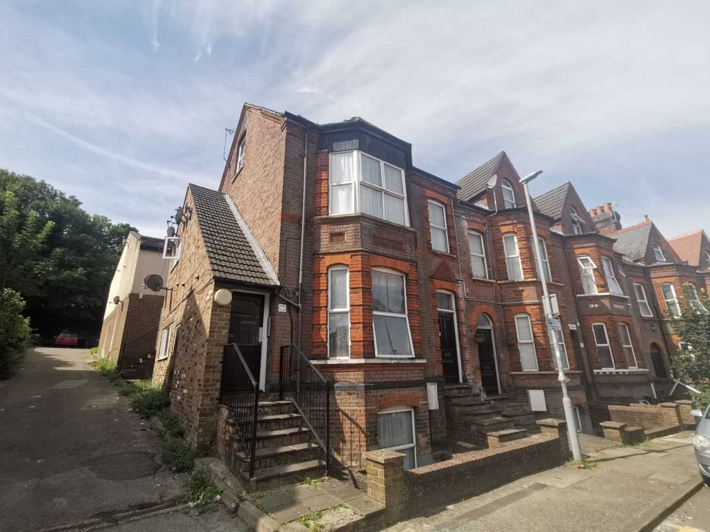 1 bed flat for sale in Stockwood Crescent, Luton LU1, £80,000