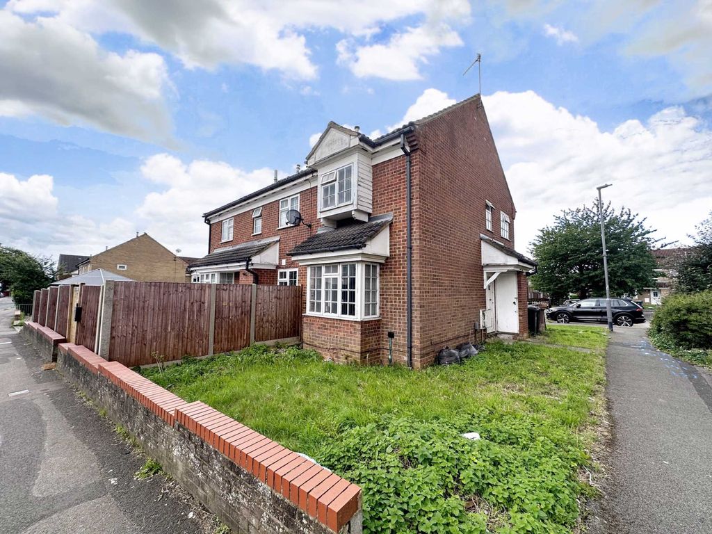 2 bed town house for sale in Dorrington Close, Luton LU3, £180,000