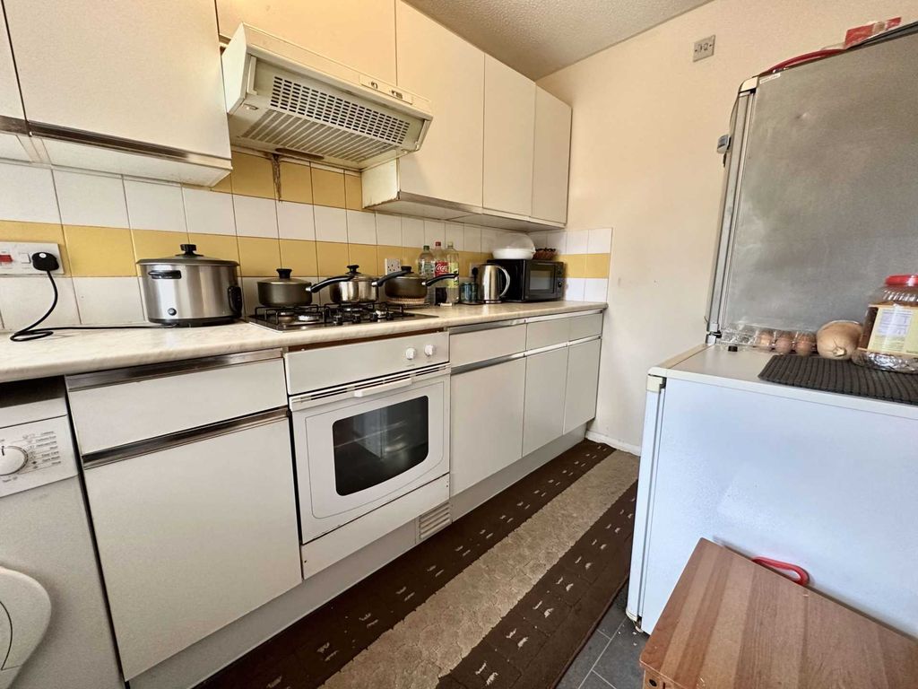 2 bed town house for sale in Dorrington Close, Luton LU3, £180,000