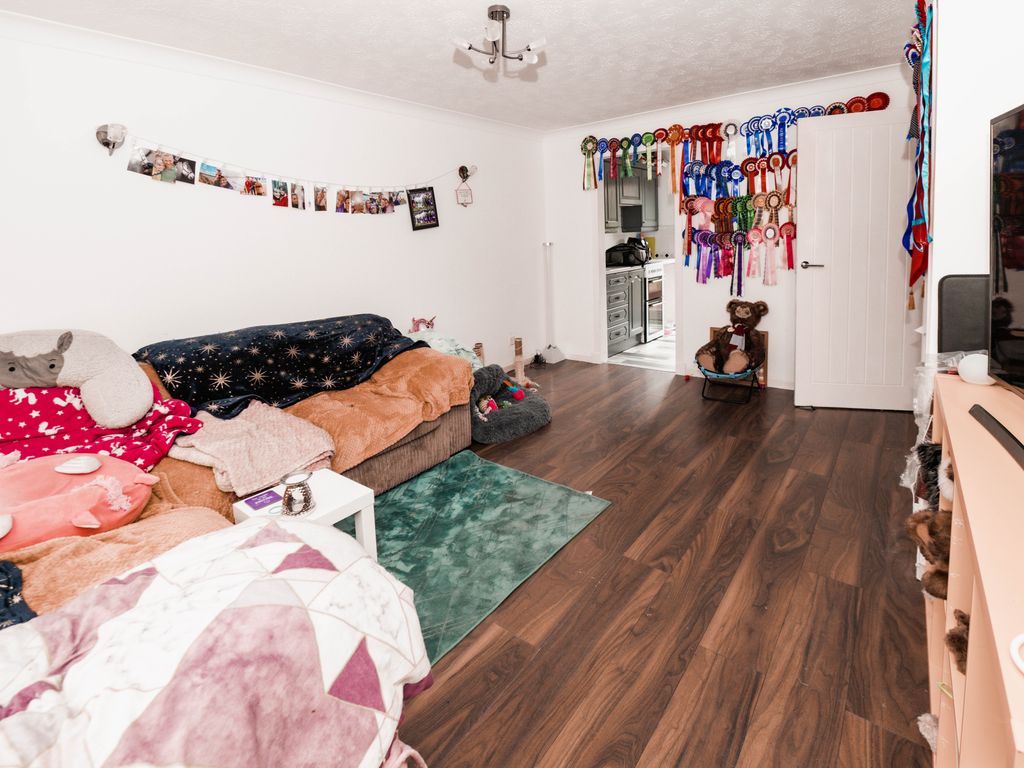 2 bed flat for sale in Hazel Road, Bonnybridge FK4, £68,000