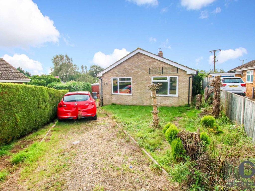 2 bed detached bungalow for sale in Stanley Close, Cantley NR13, £200,000