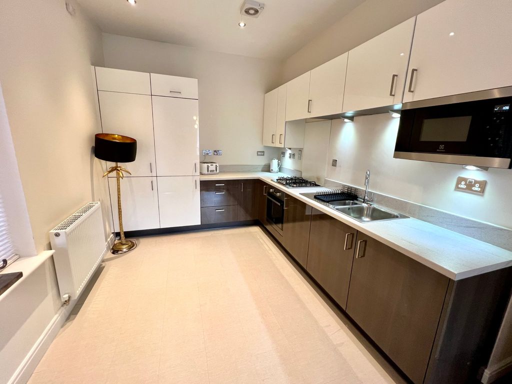 1 bed flat for sale in Market Court, Old Dickens Heath Road, Dickens Heath B90, £165,000