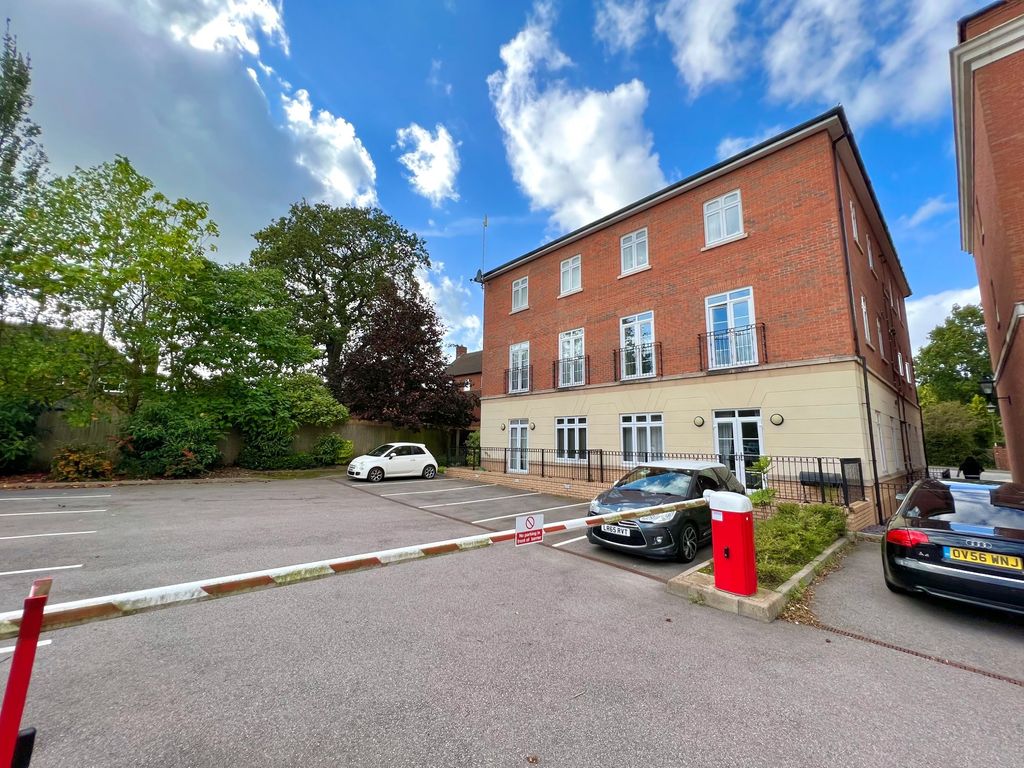 1 bed flat for sale in Market Court, Old Dickens Heath Road, Dickens Heath B90, £165,000