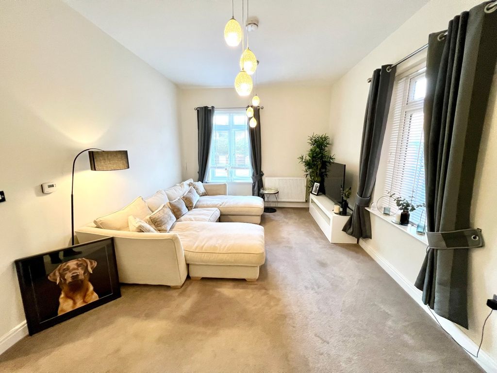 1 bed flat for sale in Market Court, Old Dickens Heath Road, Dickens Heath B90, £165,000