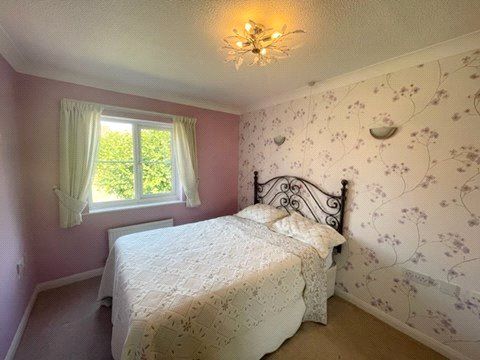 2 bed flat for sale in Copenhagen Walk, Crowthorne, Berkshire RG45, £160,000
