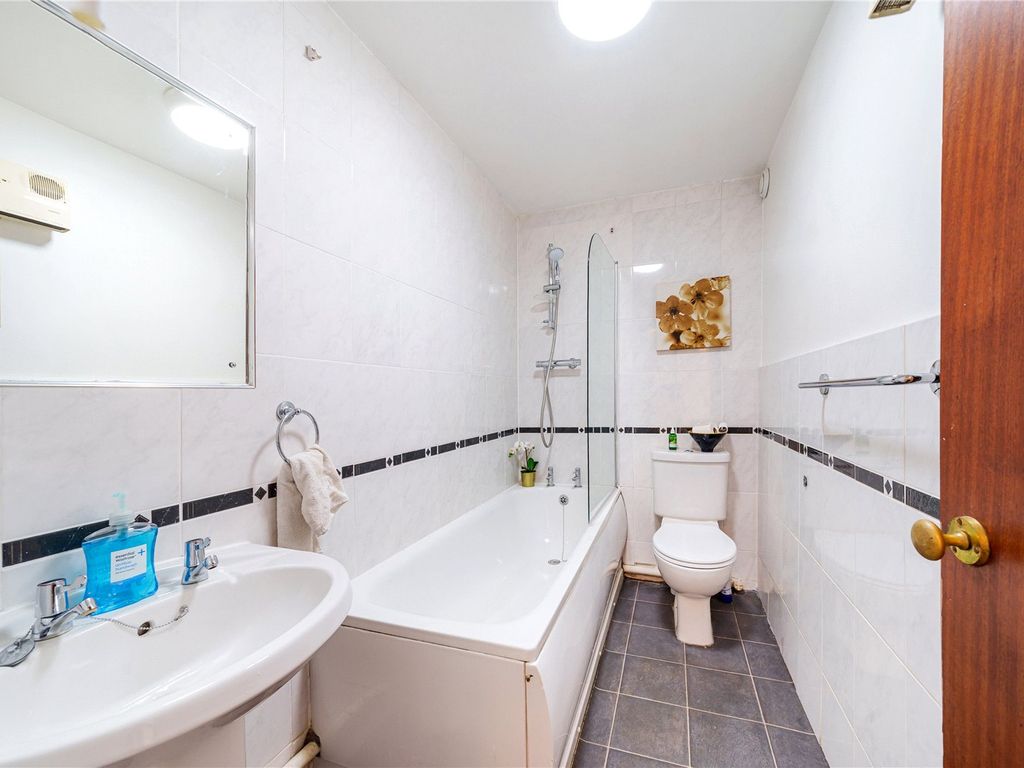 2 bed flat for sale in Jasmine Grove, London SE20, £270,000
