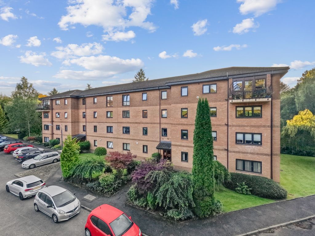 3 bed flat for sale in The Oaks, Cathcart, Glasgow G44, £189,000