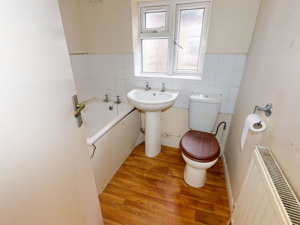 1 bed flat for sale in New City Road, London E13, £290,000