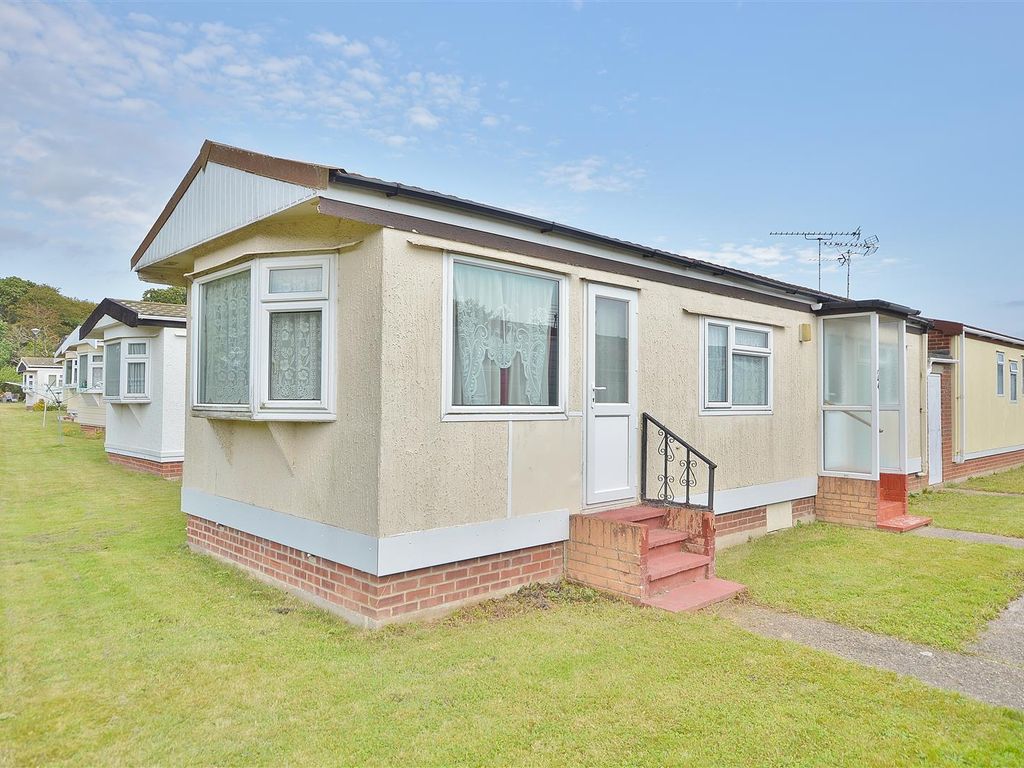 2 bed mobile/park home for sale in Meadowview Park, St. Osyth Road, Little Clacton CO16, £45,000