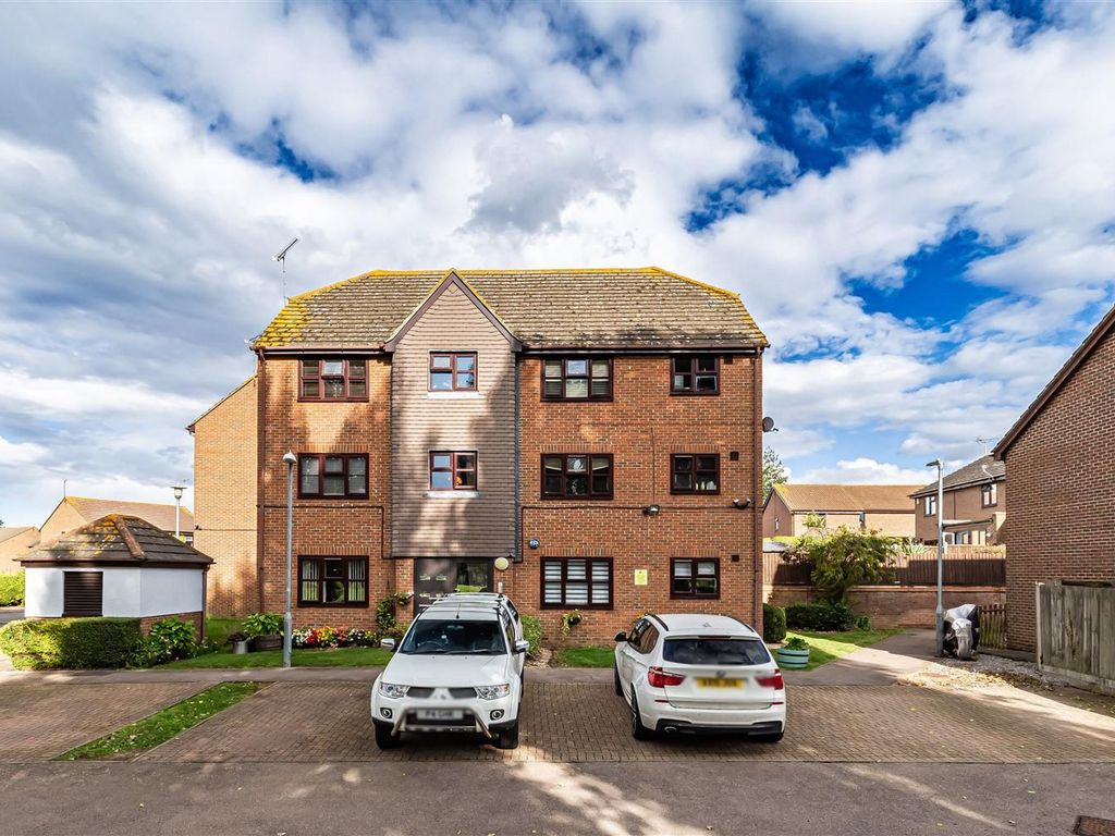 1 bed flat for sale in Orchid Close, Abridge, Romford RM4, £220,000