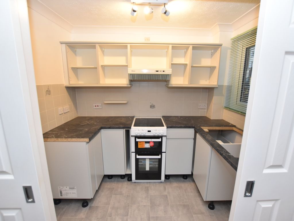 2 bed flat for sale in Queens Parade, Cliftonville, Margate CT9, £110,000