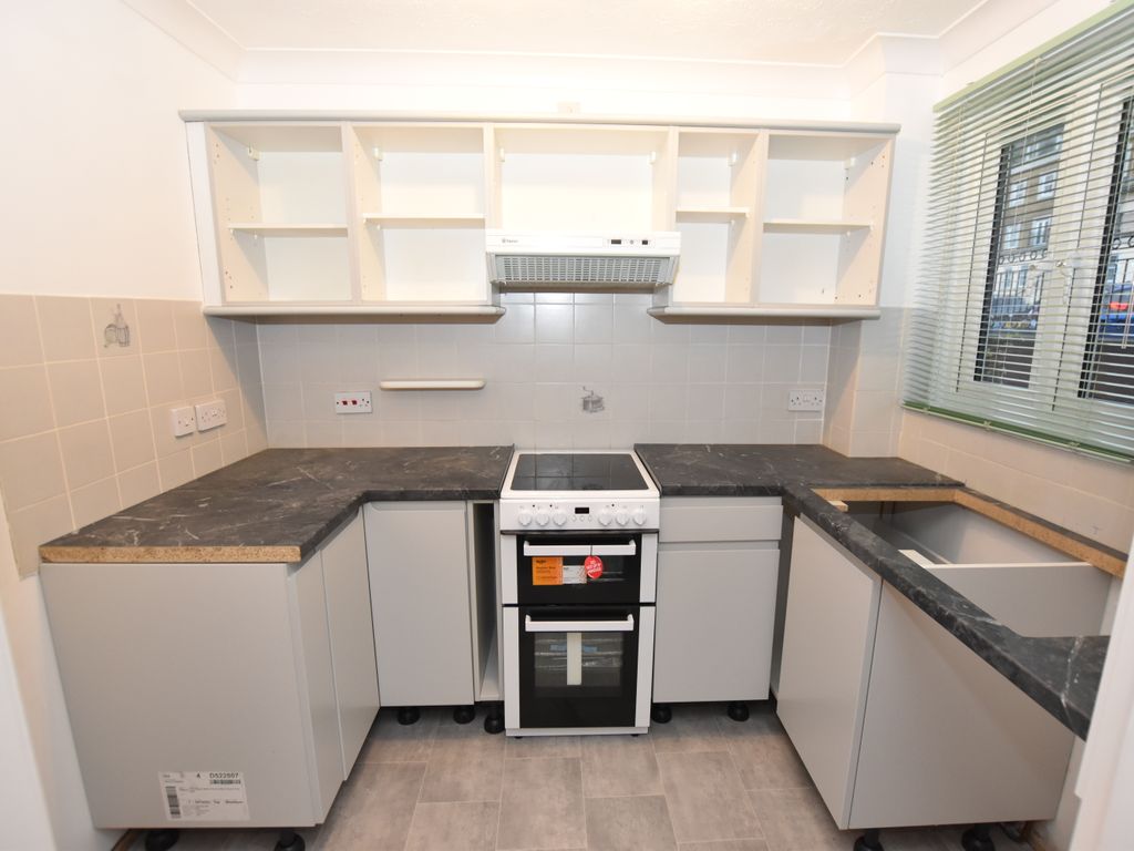 2 bed flat for sale in Queens Parade, Cliftonville, Margate CT9, £110,000