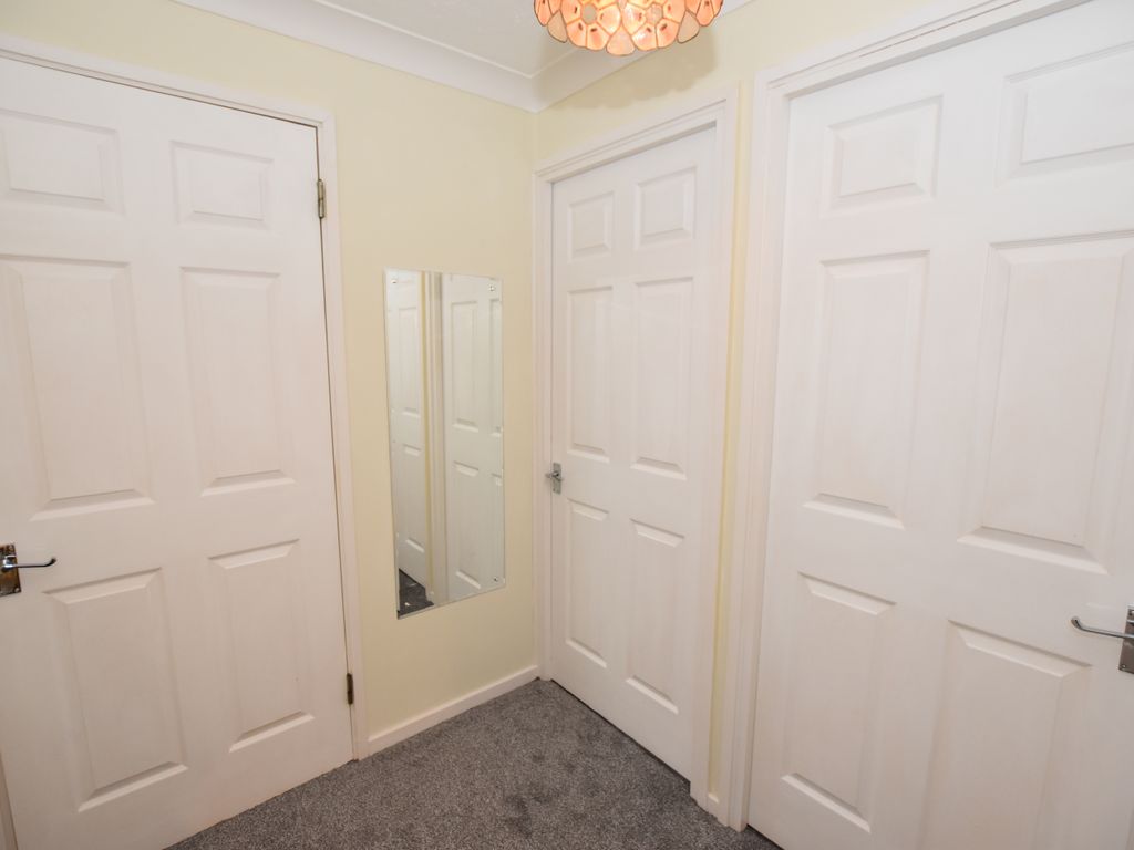 2 bed flat for sale in Queens Parade, Cliftonville, Margate CT9, £110,000