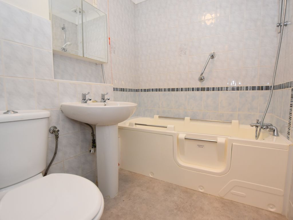 2 bed flat for sale in Queens Parade, Cliftonville, Margate CT9, £110,000