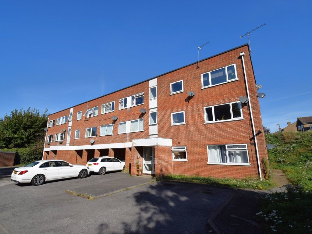 2 bed flat for sale in Cavendish Close, Taplow SL6, £240,000