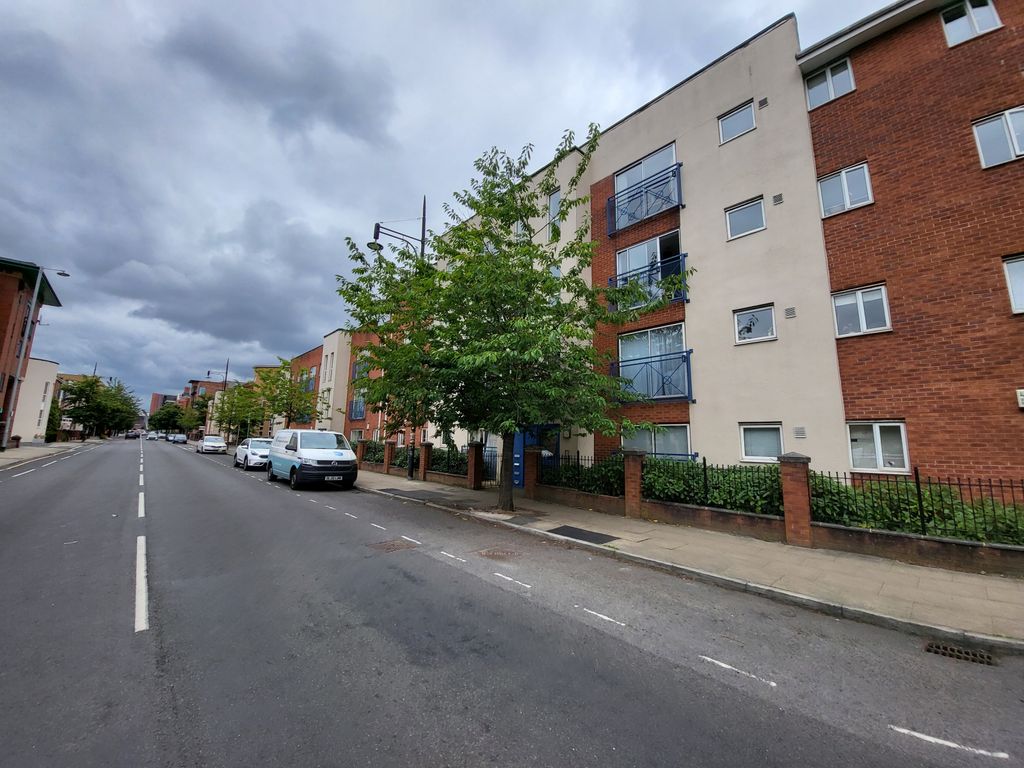 3 bed flat for sale in Stretford Road, Hulme, Manchester. 4Ay. M15, £199,950