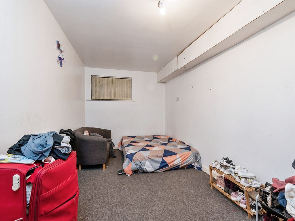 2 bed flat for sale in Dyson Street, Bradford BD1, £25,000