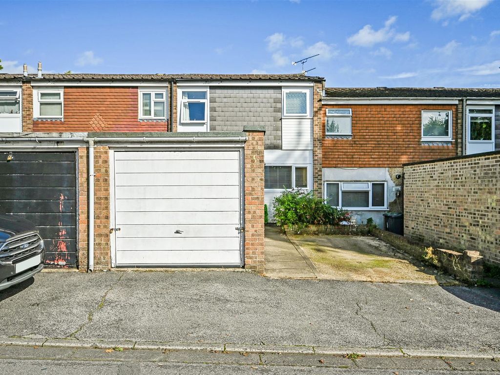 3 bed terraced house for sale in Magpie Walk, Waterlooville PO8, £240,000