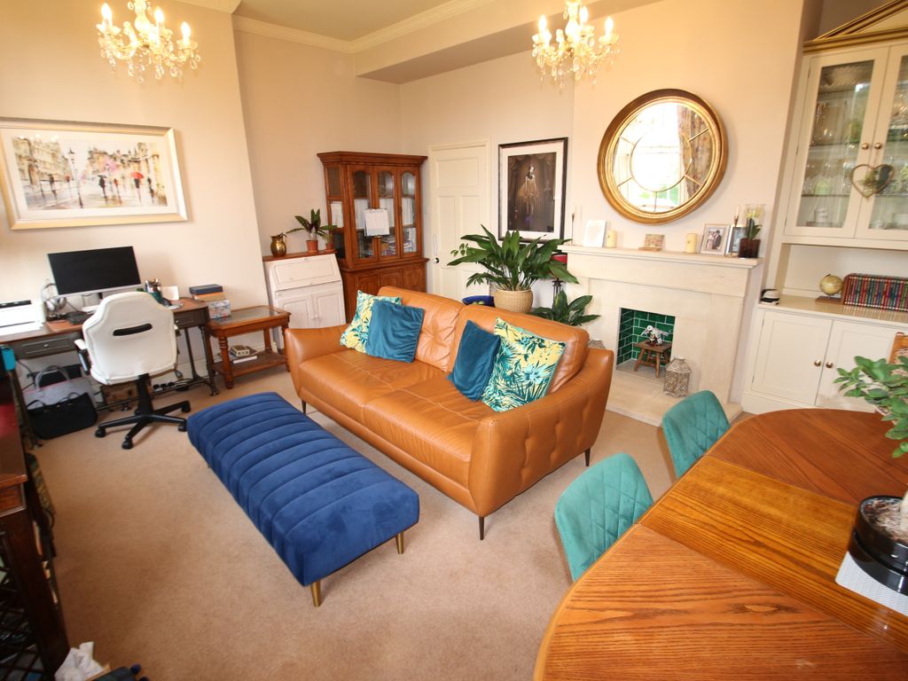 2 bed flat for sale in Portway, Warminster BA12, £225,000