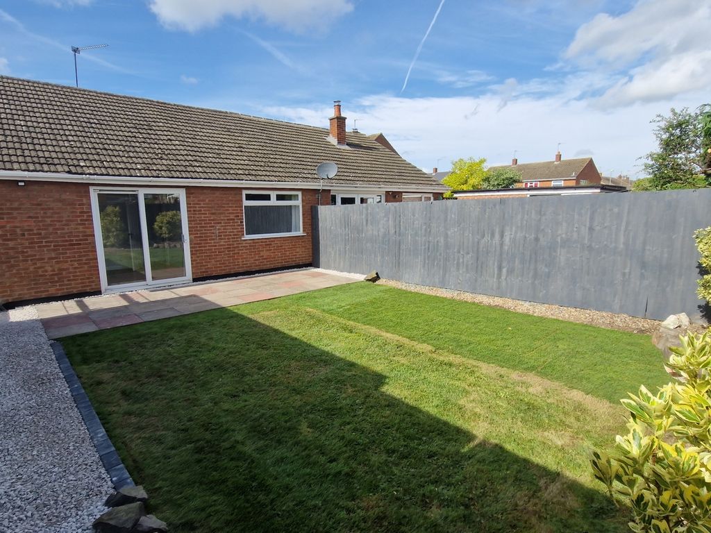2 bed bungalow for sale in Newton Drive, Birstall LE4, £275,000