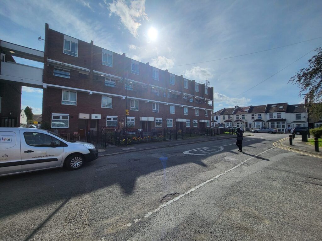 2 bed flat for sale in Benson Close, Hounslow TW3, £199,000