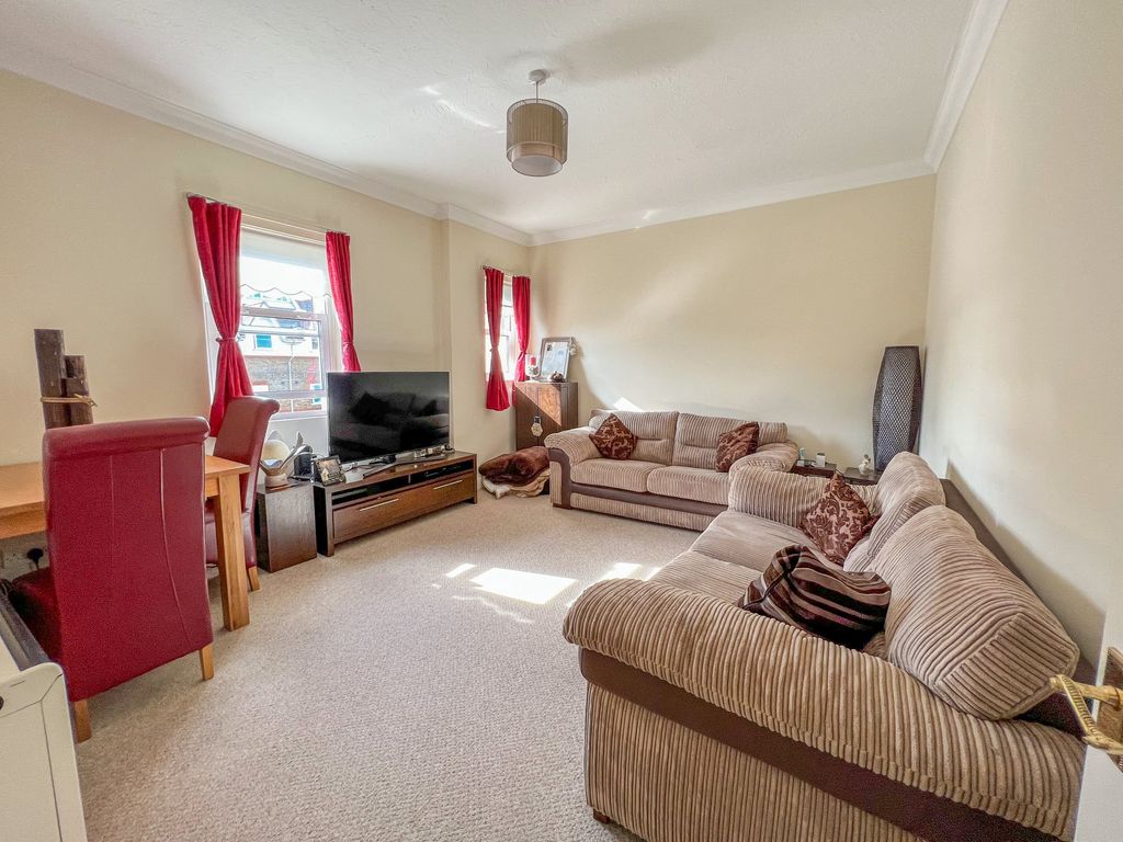 2 bed flat for sale in Regency Court, Station Approach, Hockley SS5, £265,000