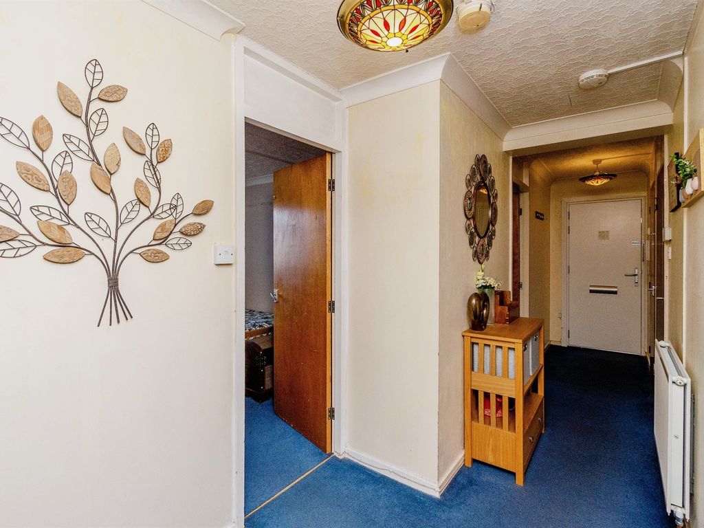 2 bed flat for sale in Manor Road Precinct, Walsall WS2, £100,000