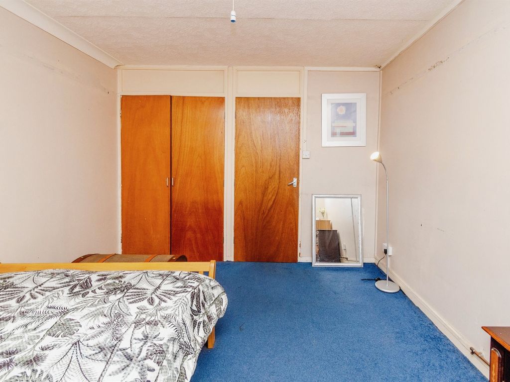 2 bed flat for sale in Manor Road Precinct, Walsall WS2, £100,000