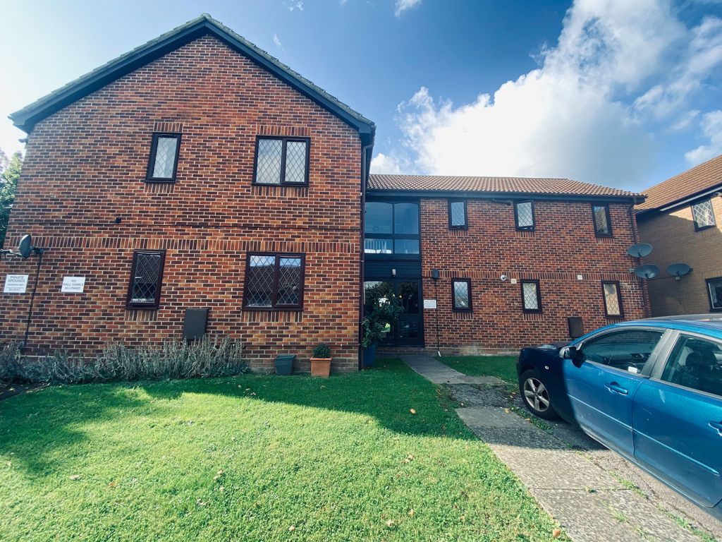 1 bed flat for sale in Ashmere Close, Calcot, Reading RG31, £175,000