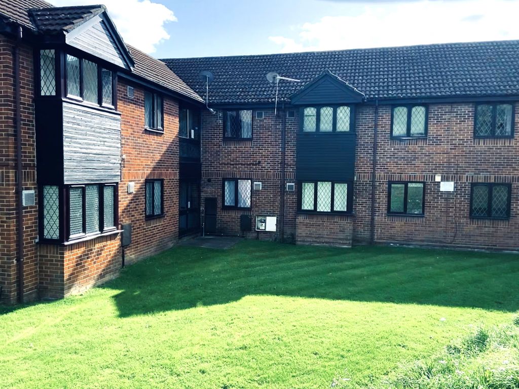 1 bed flat for sale in Ashmere Close, Calcot, Reading RG31, £175,000