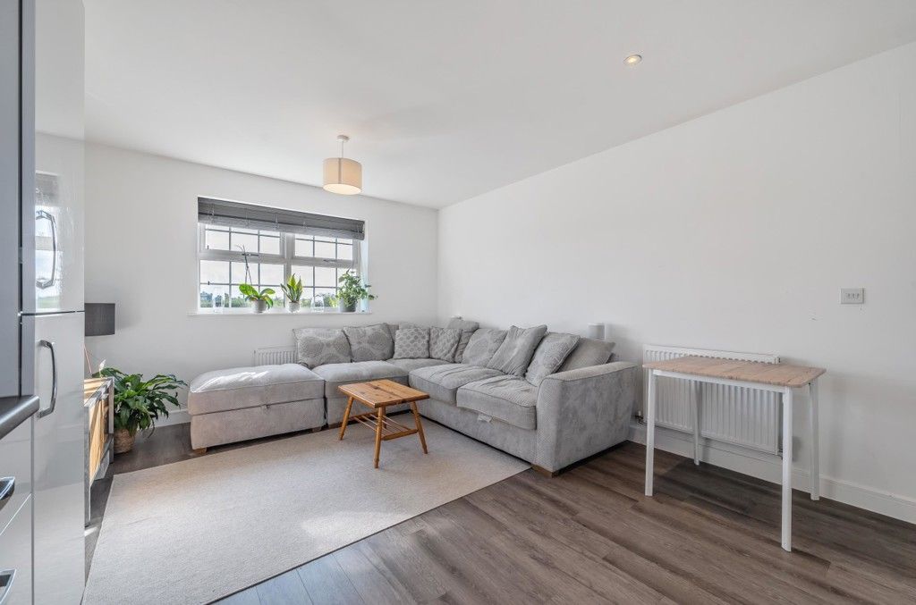 2 bed flat for sale in Coronation Drive, Three Mile Cross, Reading RG7, £300,000