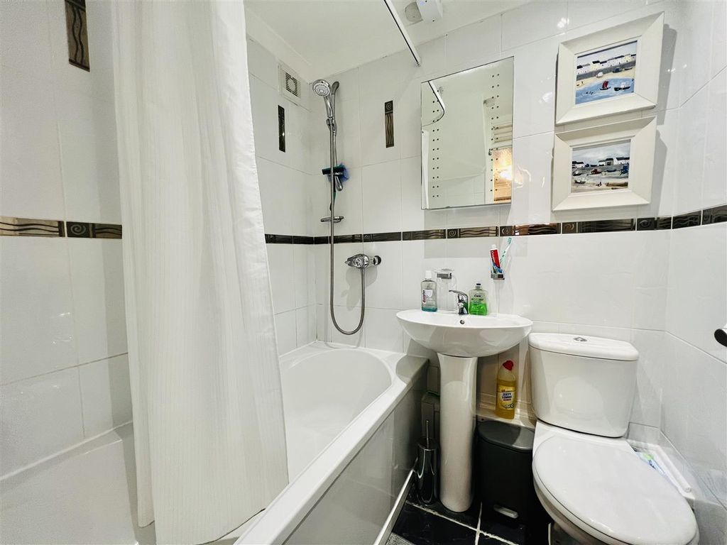 2 bed maisonette for sale in Highmoor, Marina, Swansea SA1, £195,000