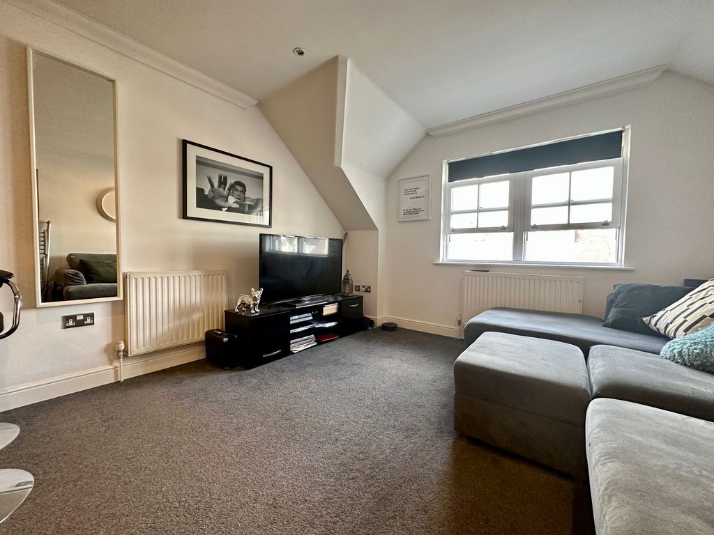2 bed flat for sale in Abbotsbury Road, Weymouth DT4, £185,000