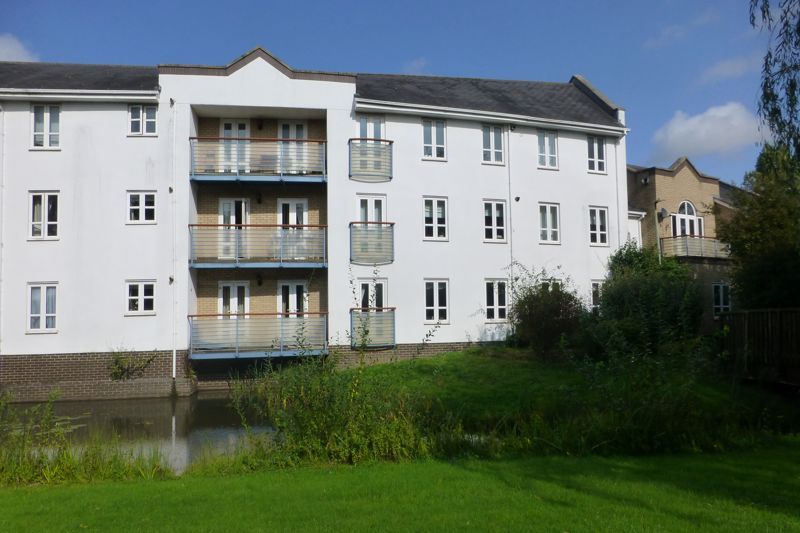 2 bed flat for sale in Wren Way, Bicester OX26, £260,000
