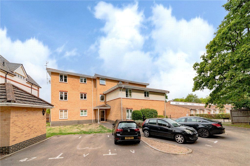 2 bed flat for sale in Rowley Close, Bracknell, Berkshire RG12, £260,000