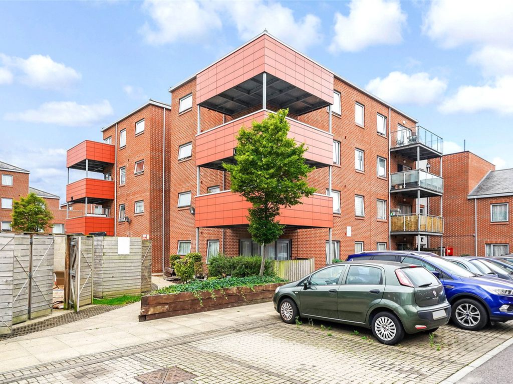 1 bed flat for sale in Topaz Court, Serpentine Close, Chadwell Heath RM6, £175,000